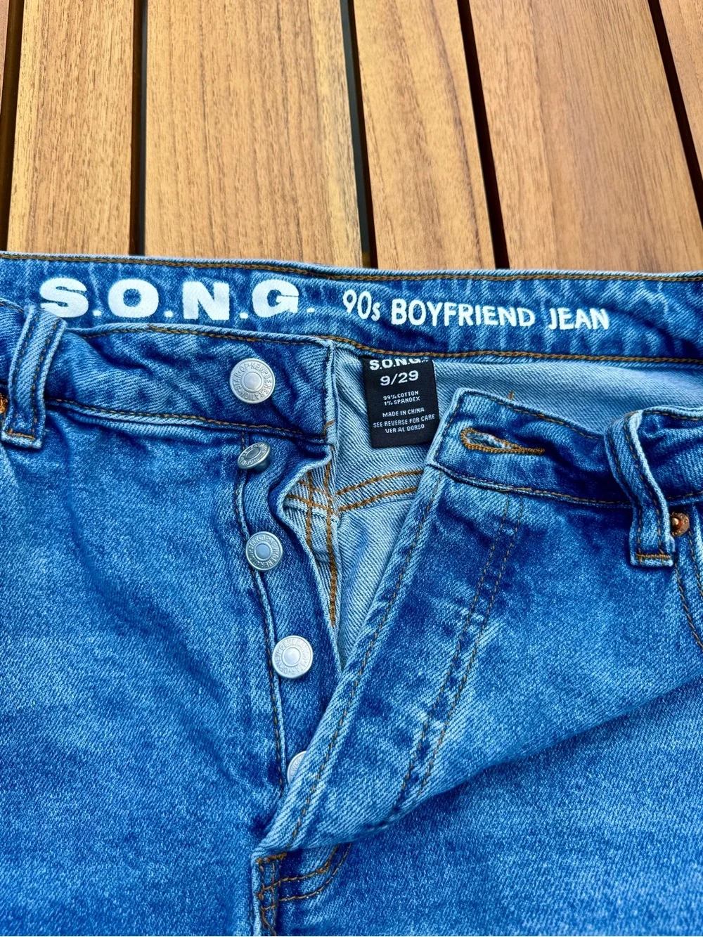 S.O.N.G. 90’s Boyfriend Jeans in Light Blue - Distressed High-Rise Denim